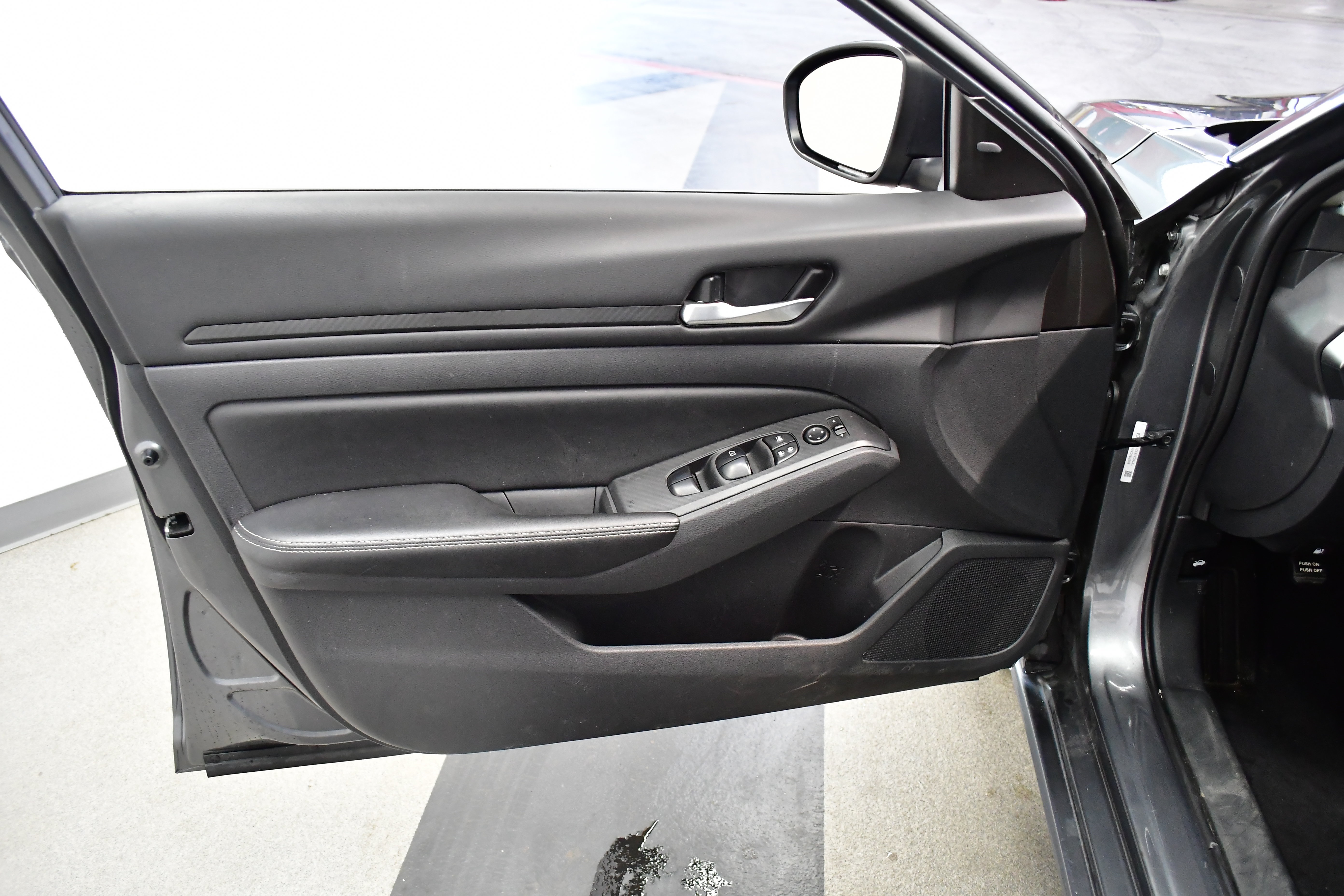 Used 2025 Nissan Altima 2.5 SV FWD image 16