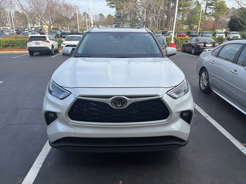 Used 2023 Toyota Highlander XLE AWD/4WD image 5