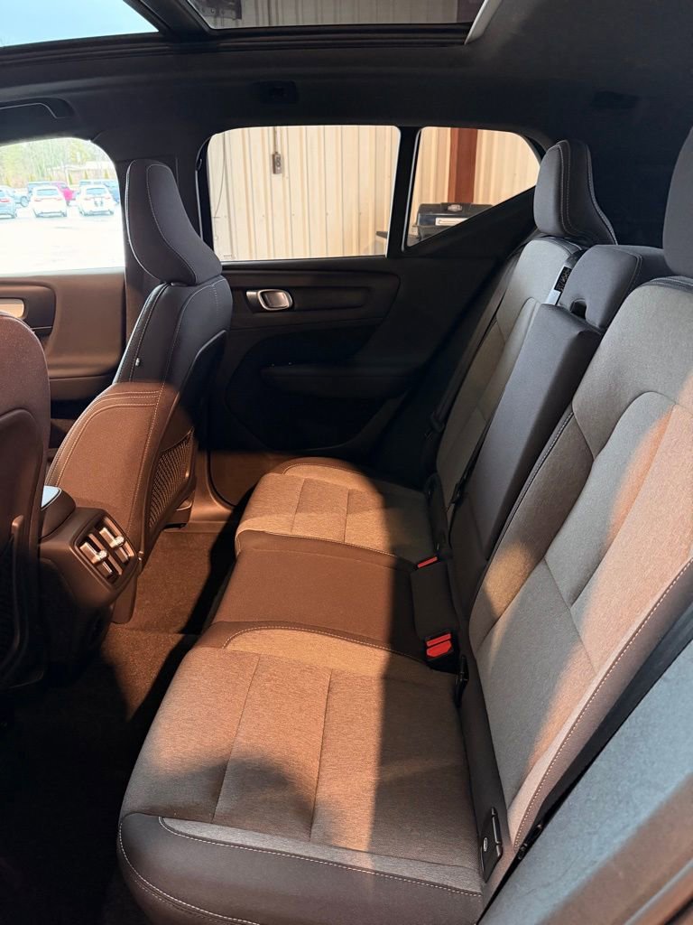 Used 2024 Volvo XC40 B5 Core image 16