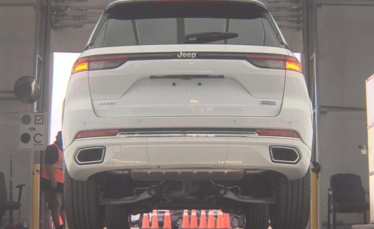 Used 2024 Jeep Grand Cherokee Overland AWD/4WD image 6
