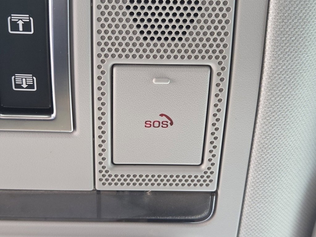 Used 2024 Land Rover Defender 110 X-Dynamic SE image 27