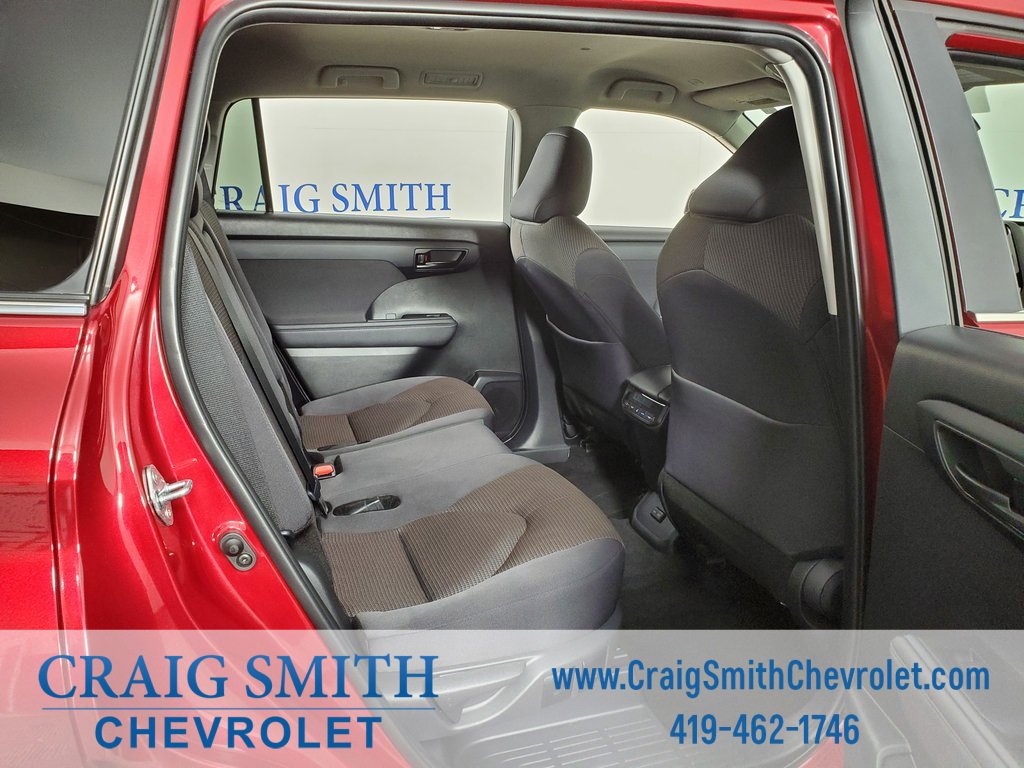 Used 2024 Toyota Highlander LE image 34