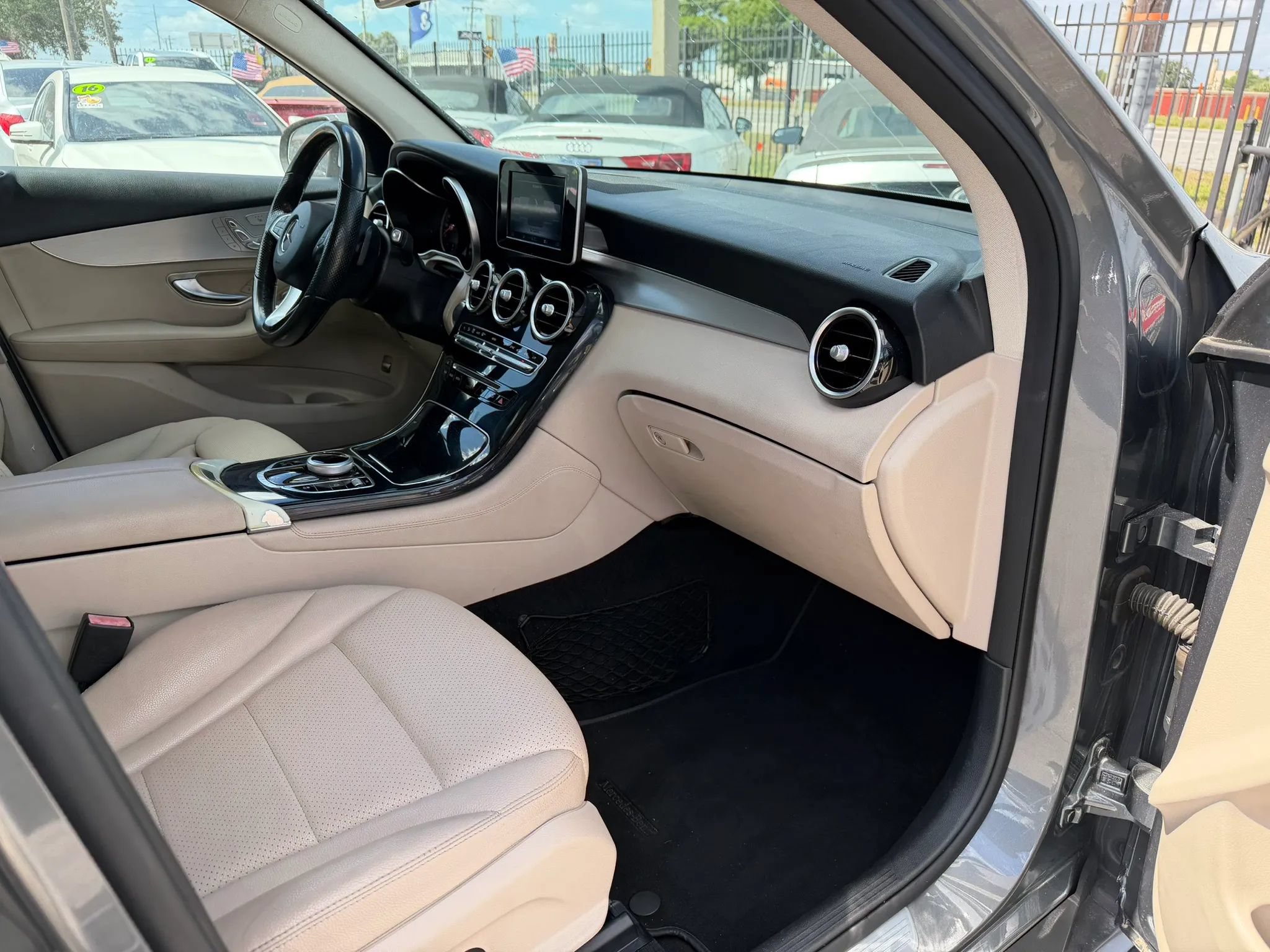 Used 2017 Mercedes-Benz GLC 300 4MATIC image 10