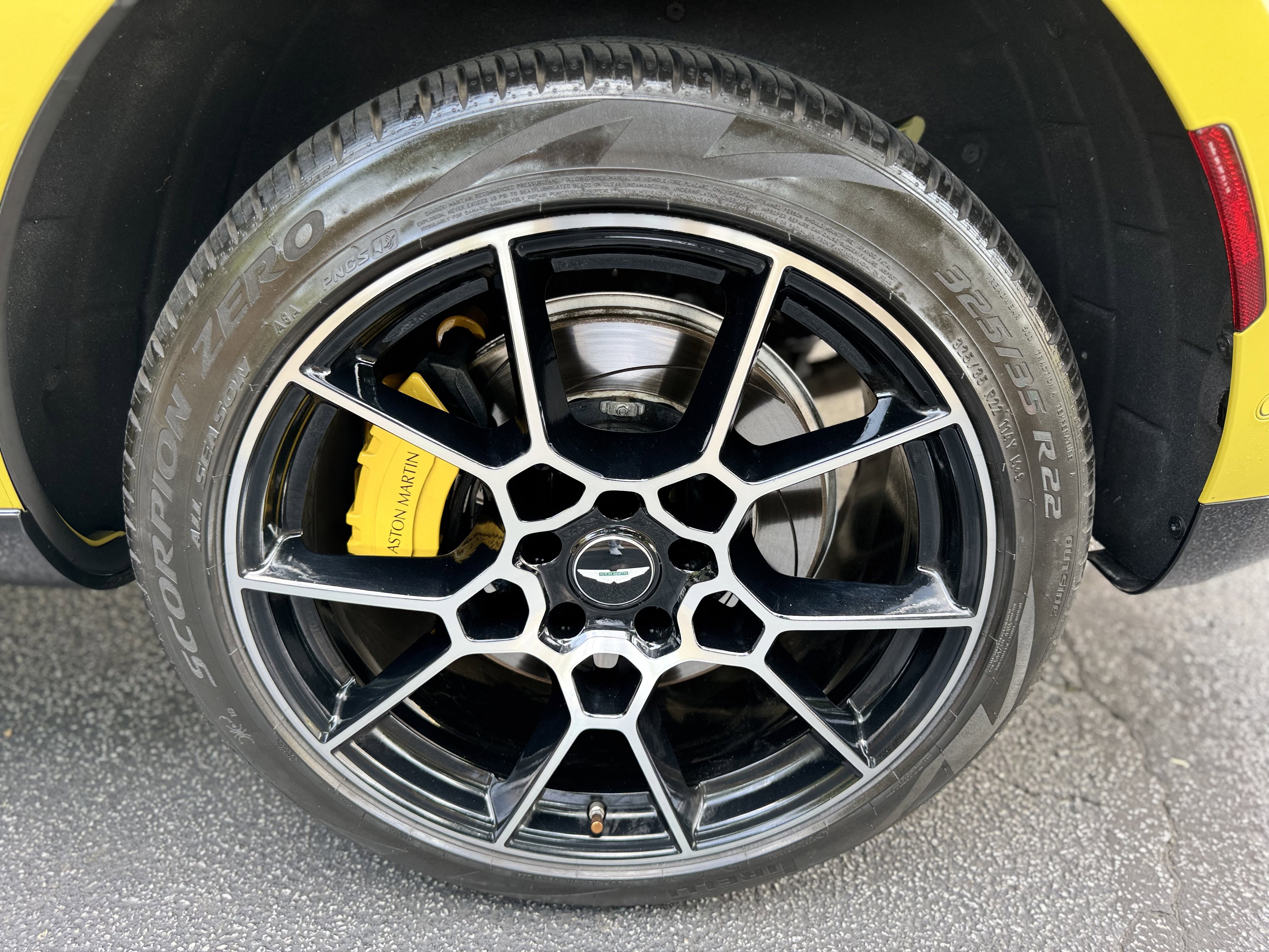 Used 2021 Aston Martin DBX AWD/4WD image 19