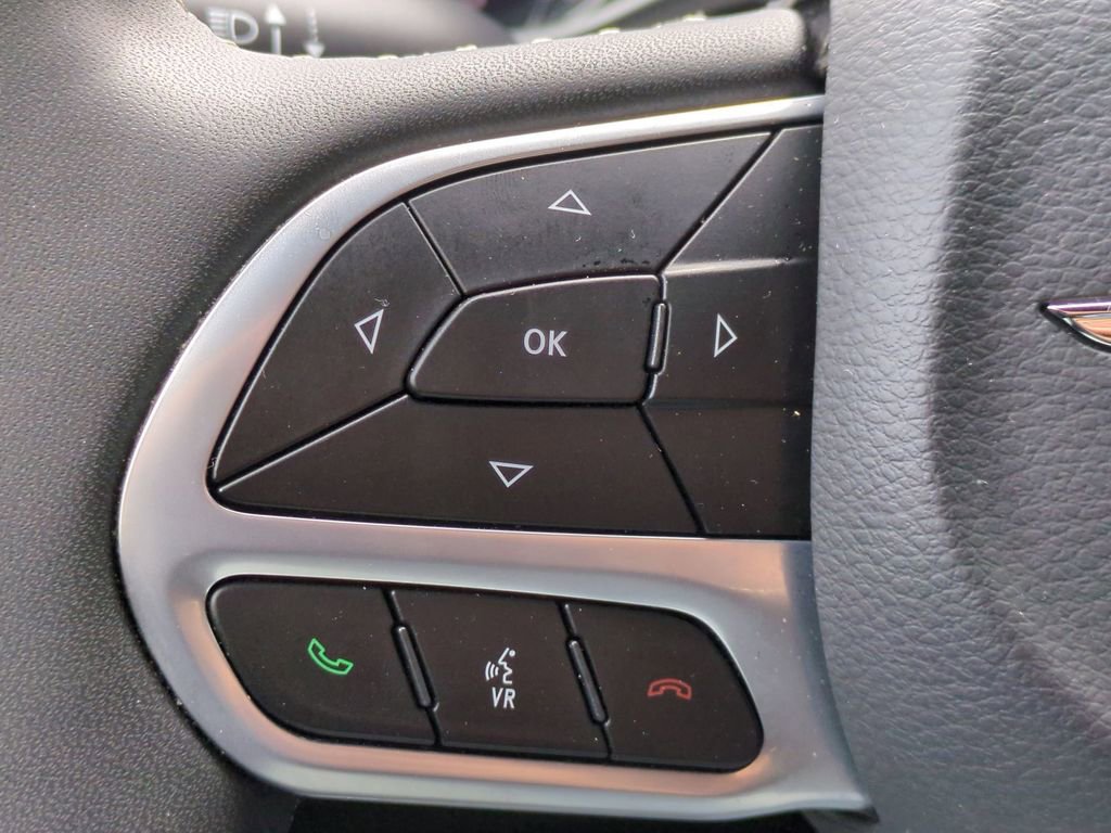 Used 2025 Chrysler Pacifica Select image 20