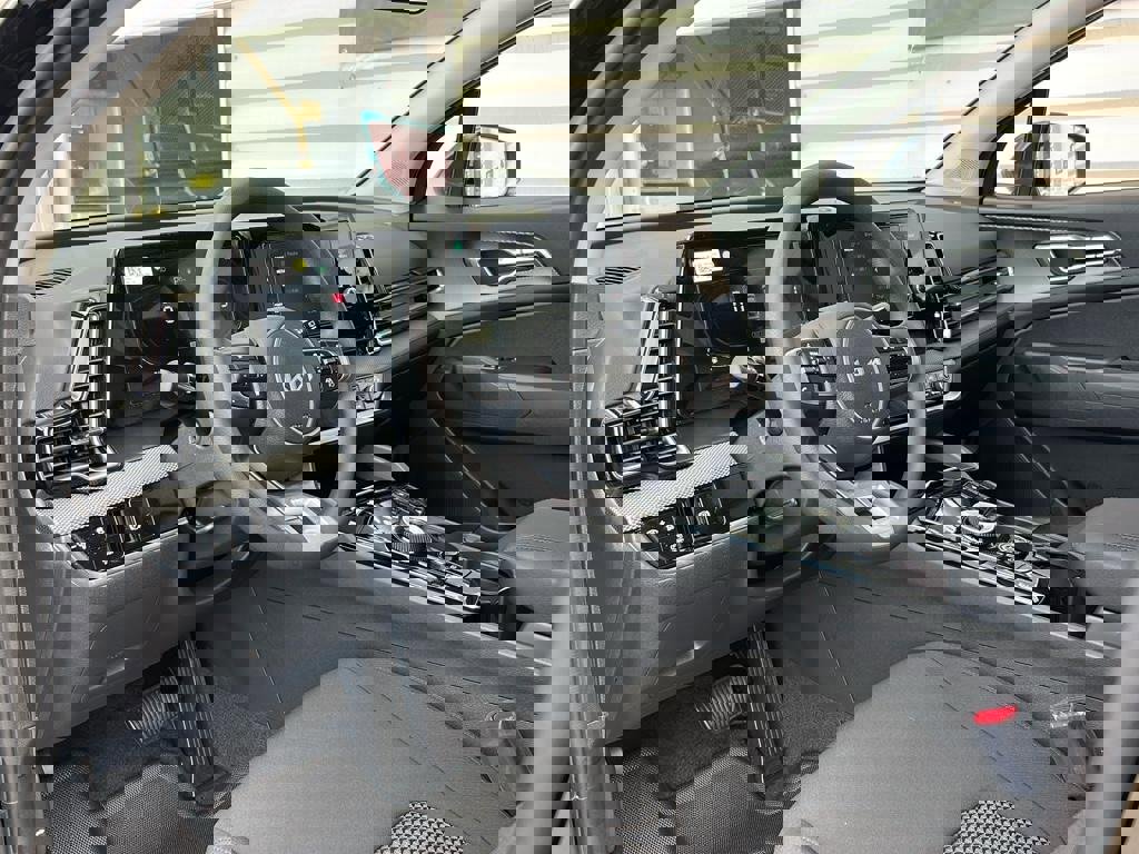 New 2025 Kia Sportage LX image 10