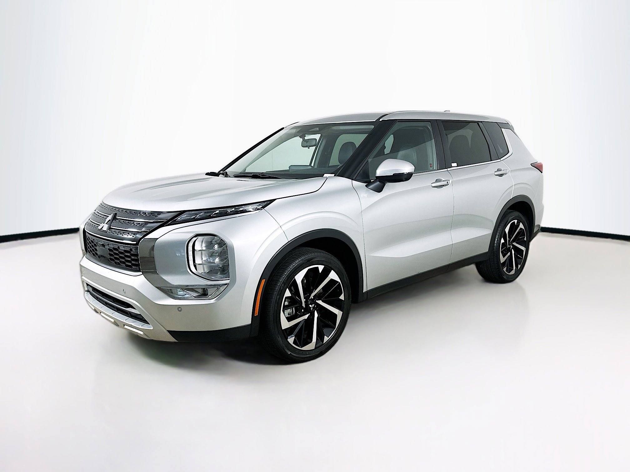 Used 2024 Mitsubishi Outlander SE image 3