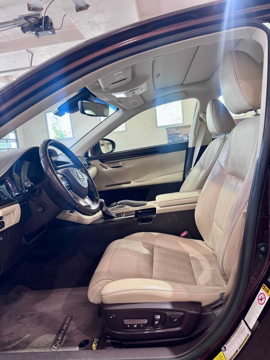 Used 2016 Lexus ES 350 w/ Ultra Luxury Package FWD image 4