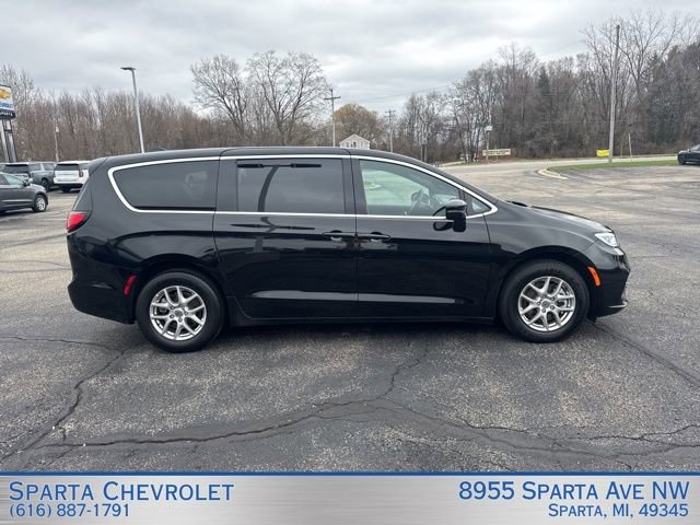 Used 2025 Chrysler Pacifica Select image 2