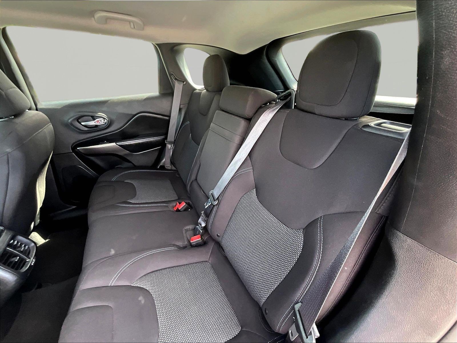 Used 2019 Jeep Cherokee Latitude w/ Popular Appearance Group AWD/4WD image 22