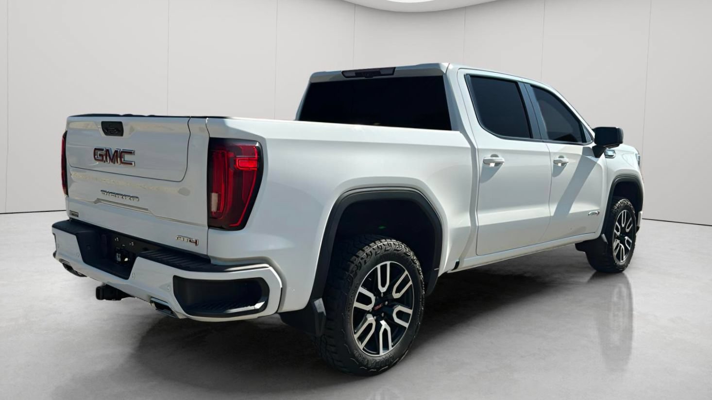 Used 2023 GMC Sierra 1500 AT4 w/ Technology Package AWD/4WD image 4