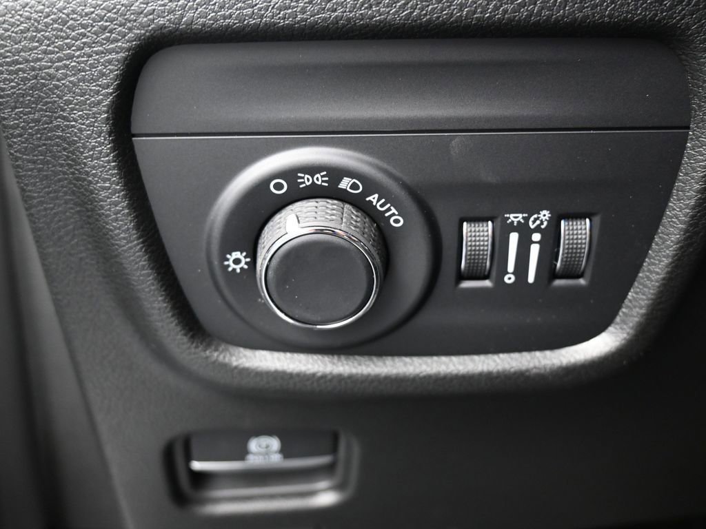 Used 2025 Jeep Grand Cherokee Altitude image 31