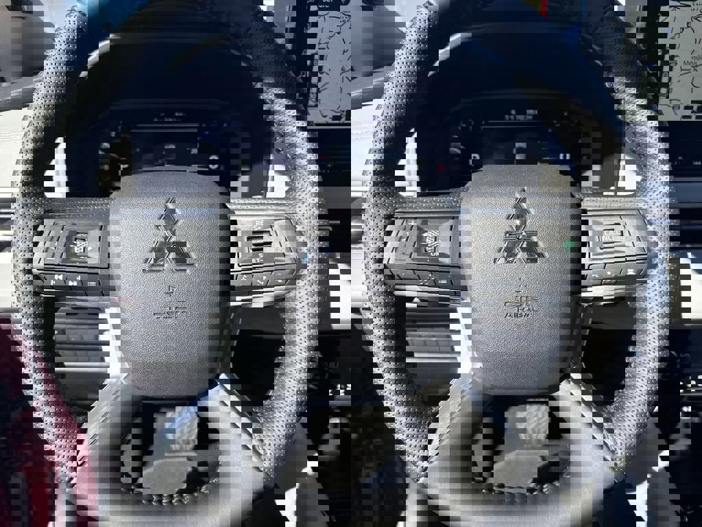 New 2025 Mitsubishi Outlander SE image 19