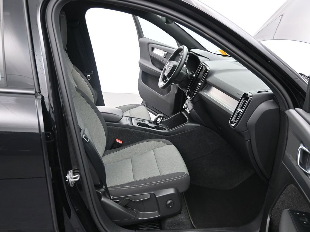 Used 2024 Volvo XC40 B5 Core image 13