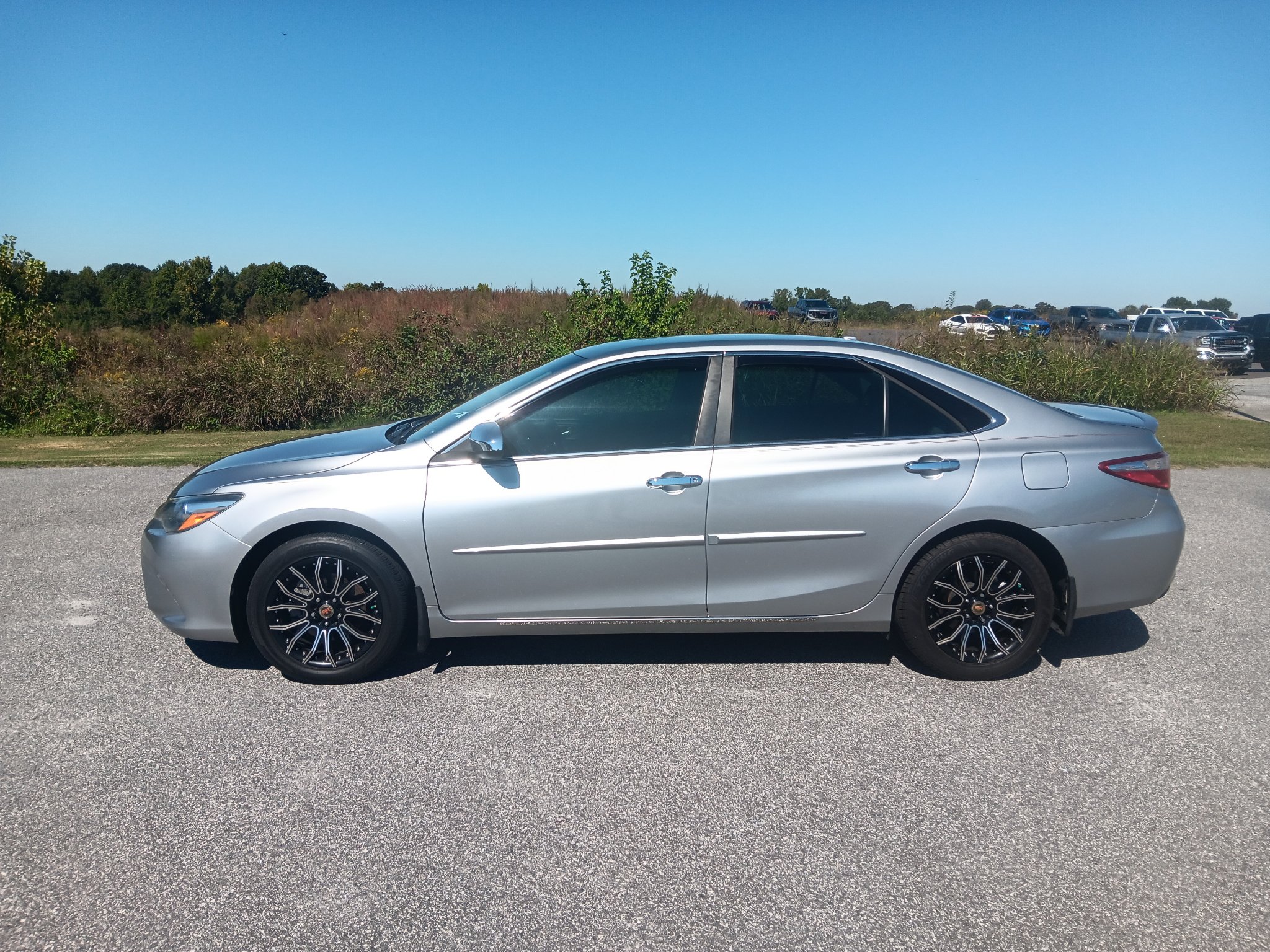 Used 2015 Toyota Camry SE FWD image 3