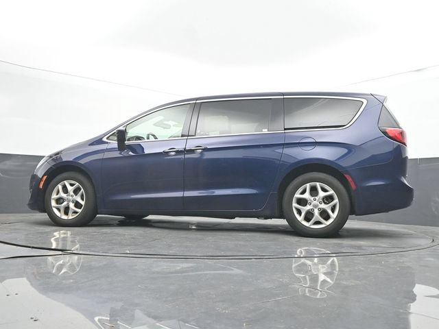 Used 2017 Chrysler Pacifica Touring Plus w/ Tire & Wheel Group FWD image 28