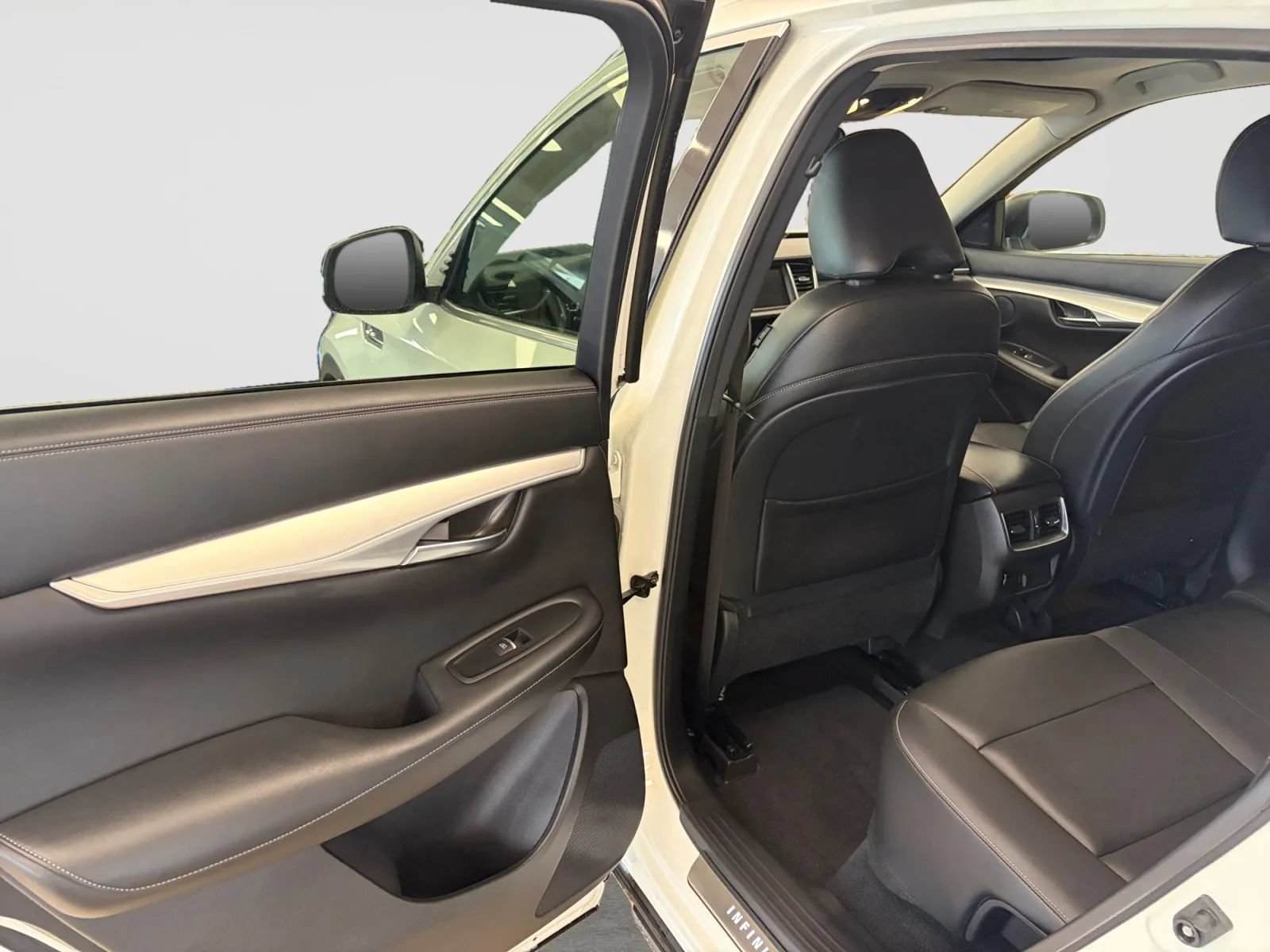Used 2019 INFINITI QX50 Luxe w/ Navigation Package AWD/4WD image 14