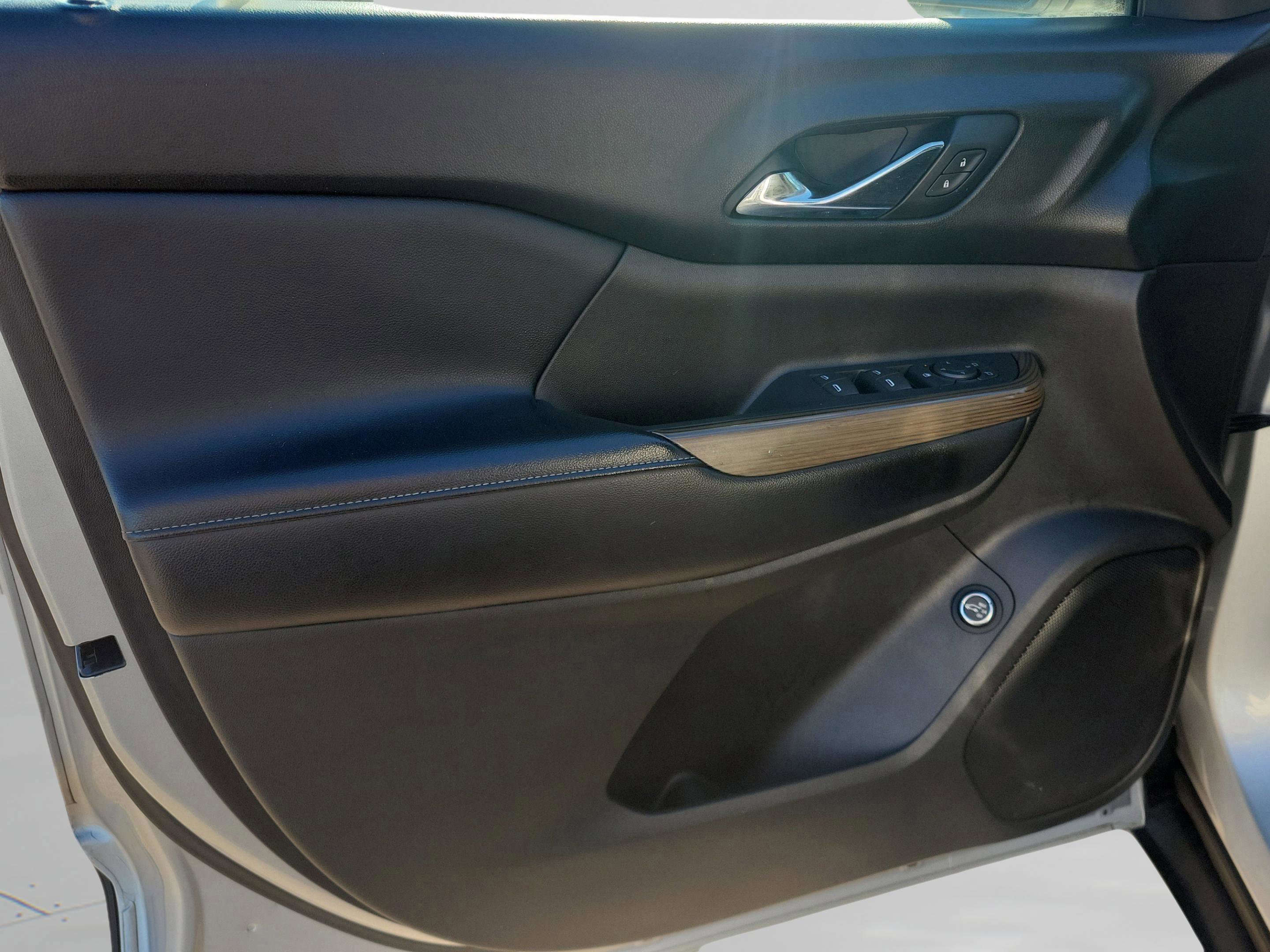 Used 2018 GMC Acadia SLE image 12