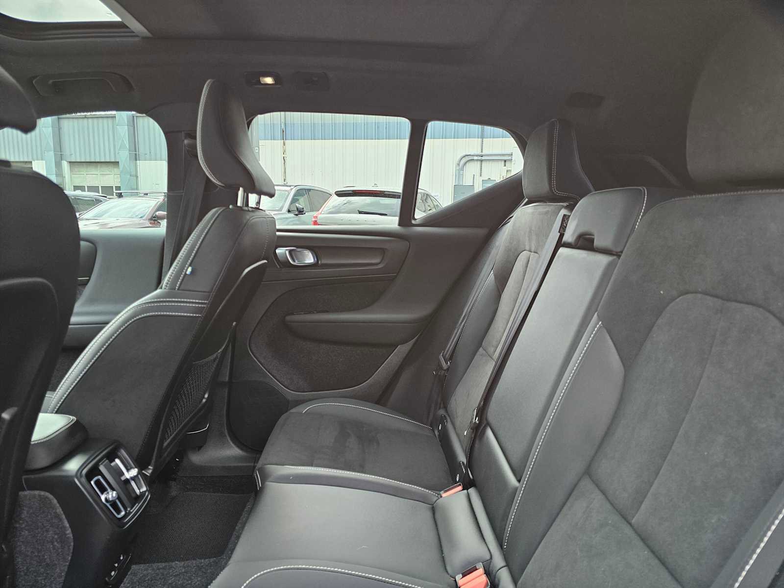 Used 2023 Volvo XC40 Recharge Ultimate image 17