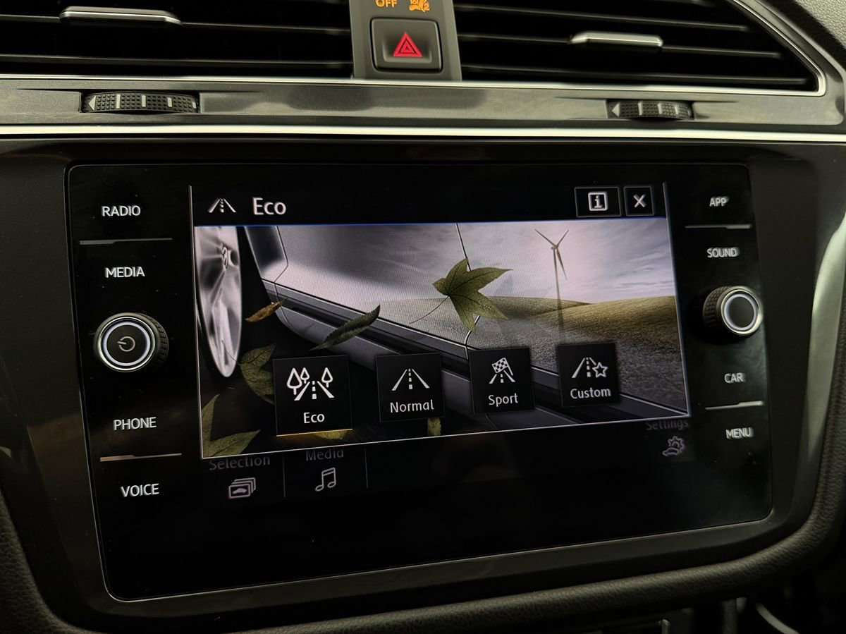Used 2020 Volkswagen Tiguan SE w/ Panoramic Sunroof Package AWD/4WD image 28