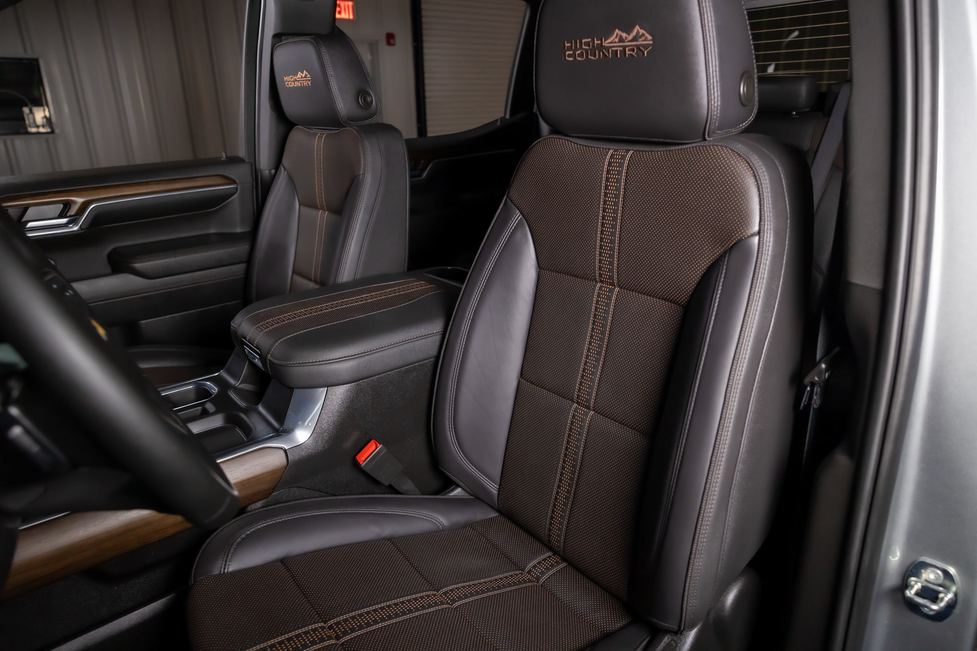 Used 2024 Chevrolet Silverado 1500 High Country w/ Z71 Off-Road Package AWD/4WD image 5