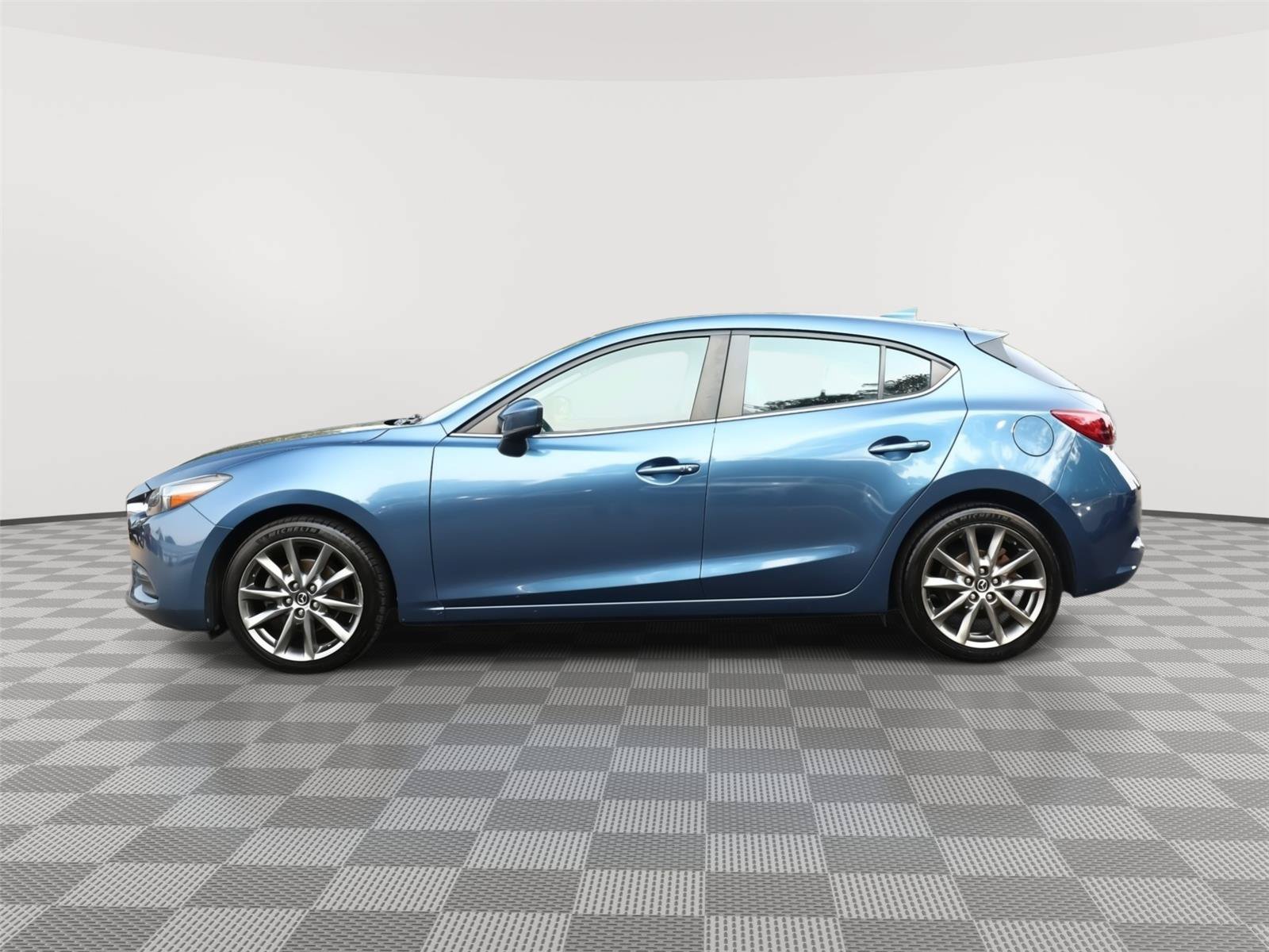Used 2018 MAZDA MAZDA3 Touring FWD image 4