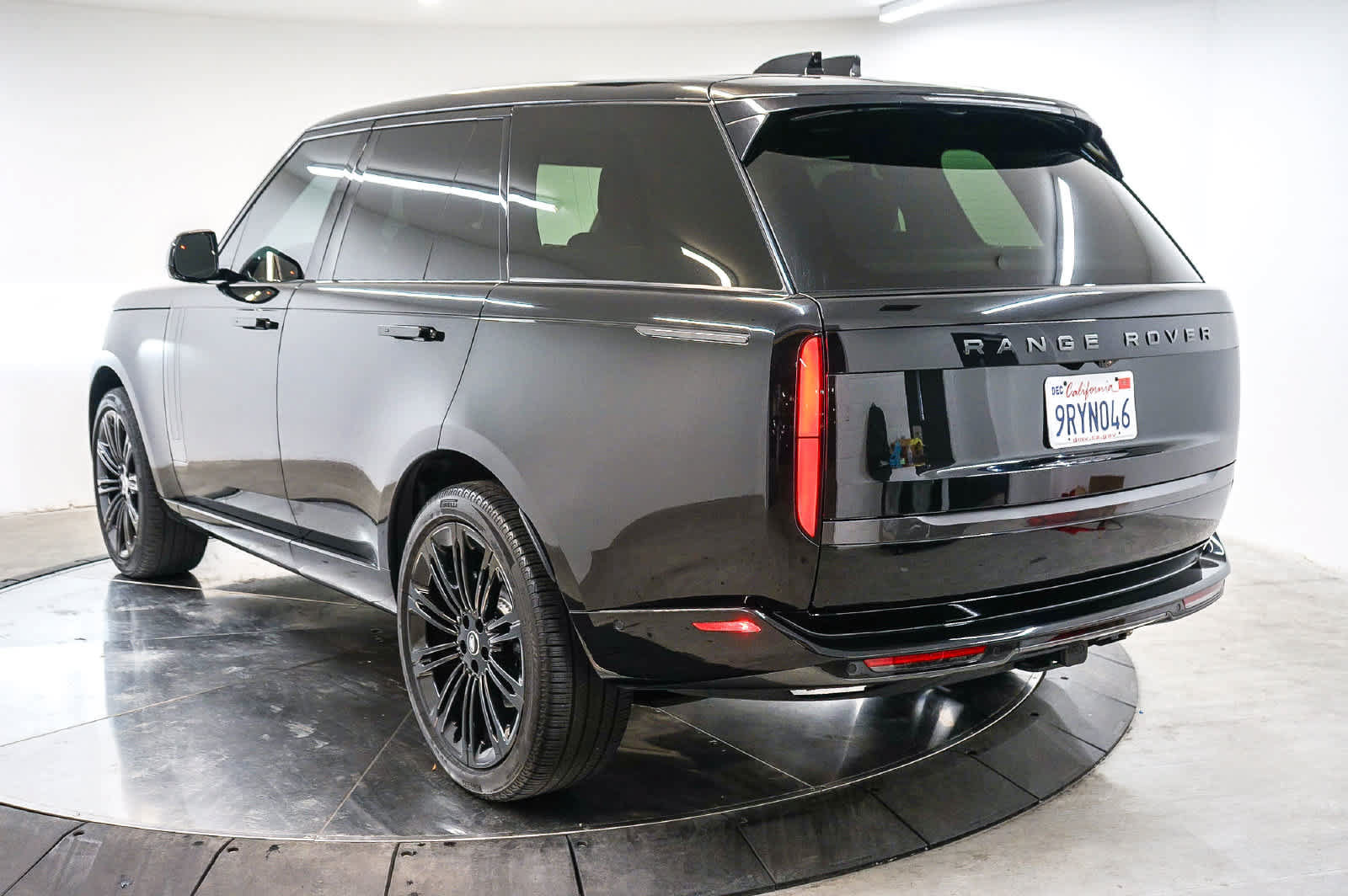 Used 2025 Land Rover Range Rover SE AWD/4WD image 3