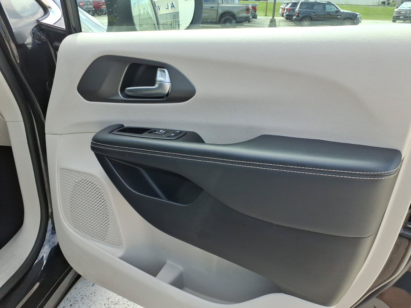 Used 2023 Chrysler Pacifica Touring-L FWD image 8