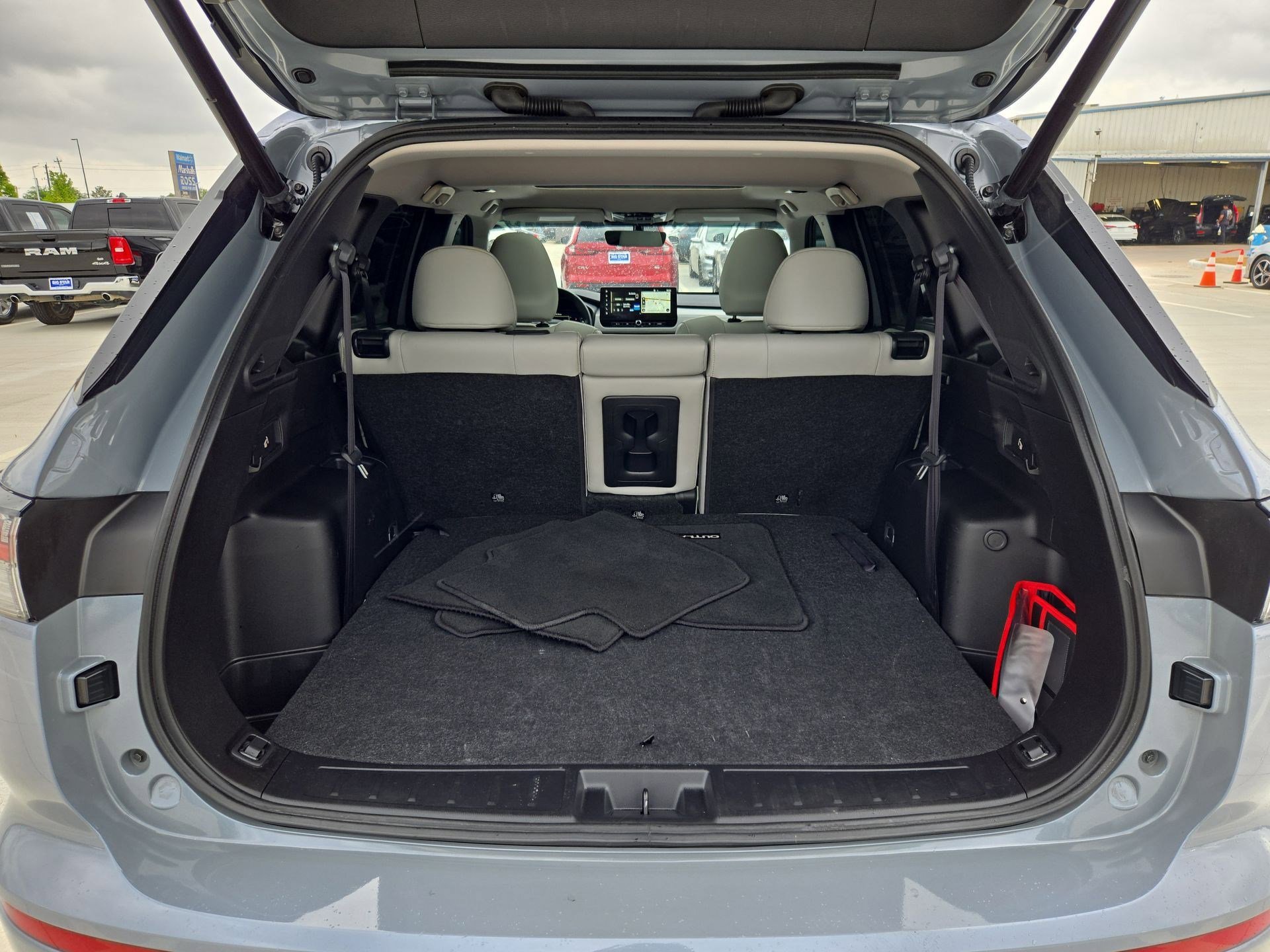 Used 2025 Mitsubishi Outlander SEL image 30