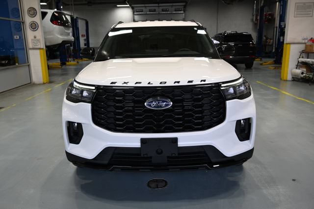 Used 2025 Ford Explorer ST-Line w/ ST-Line Street Pack AWD/4WD image 2
