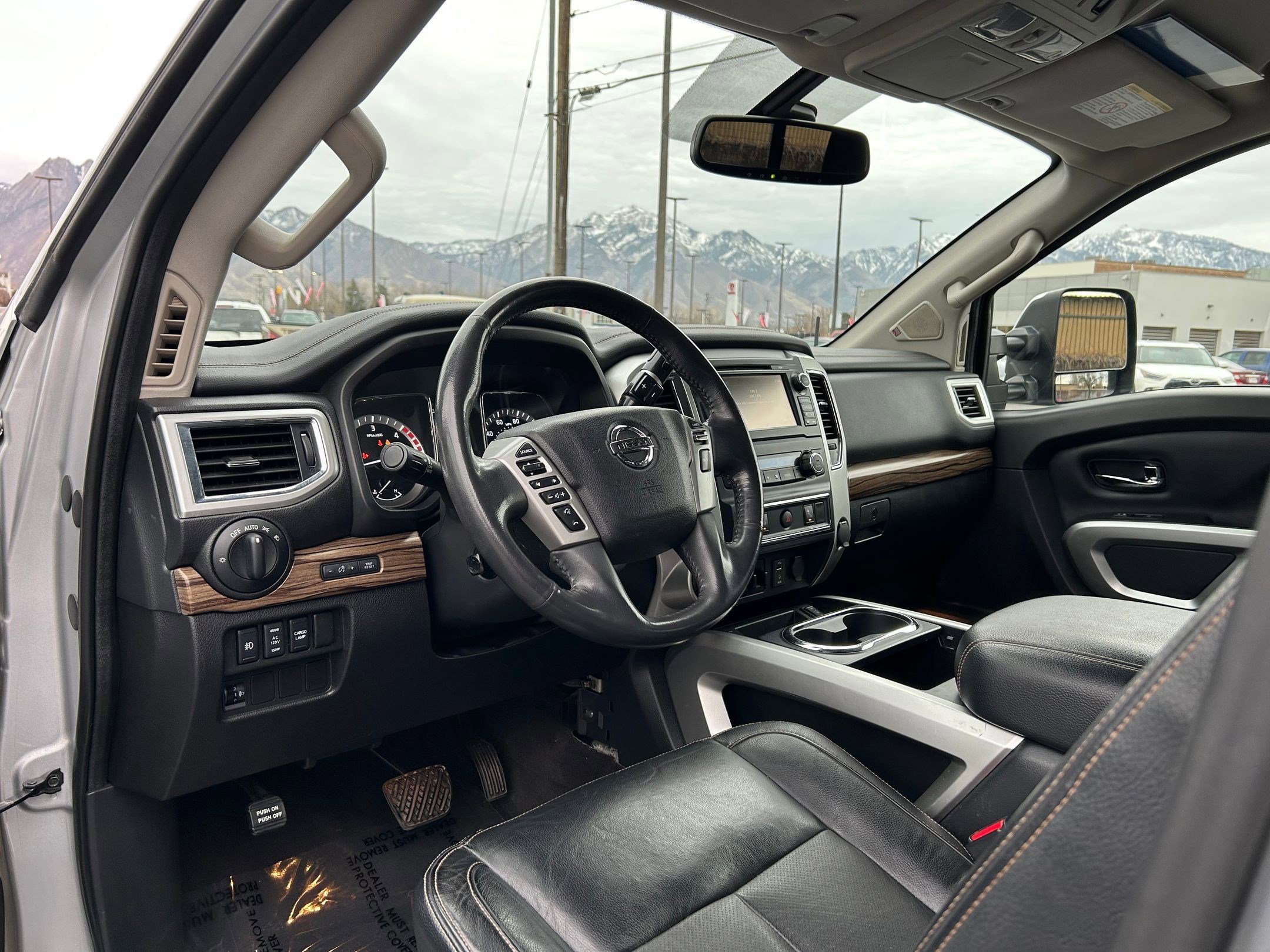 Used 2017 Nissan Titan SL image 10
