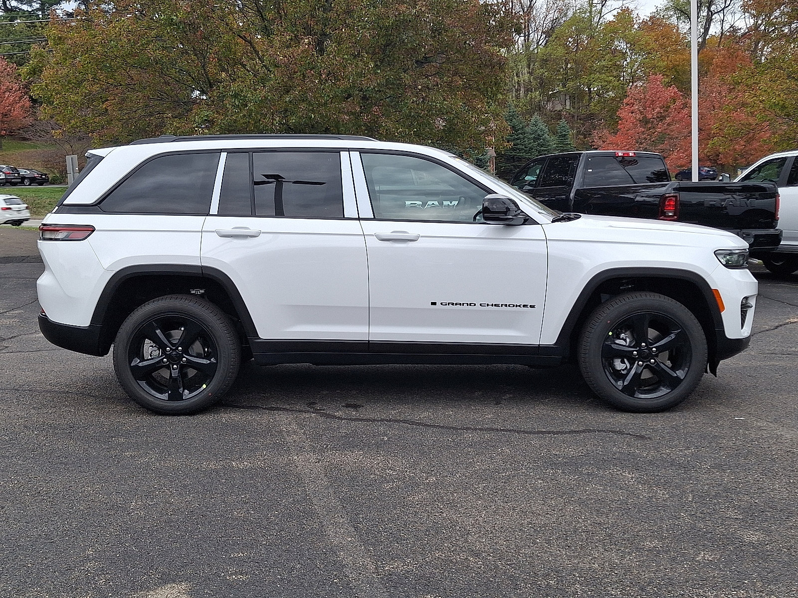 New 2025 Jeep Grand Cherokee Limited w/ Black Appearance Package image 7