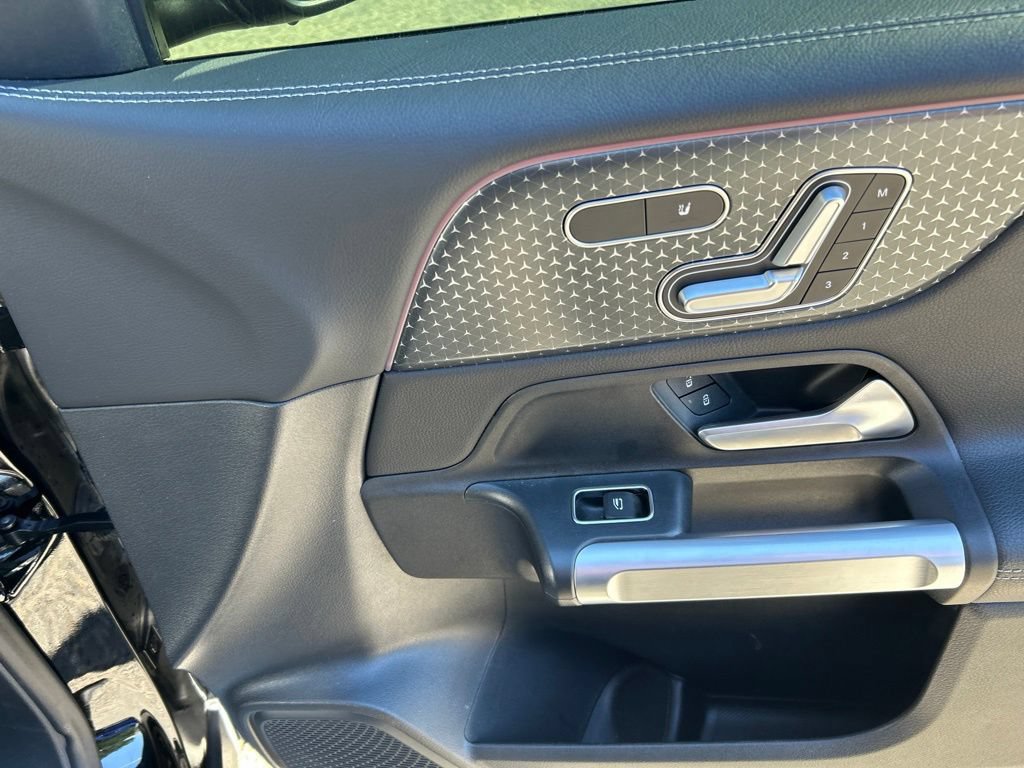 Used 2025 Mercedes-Benz GLB 250 image 24