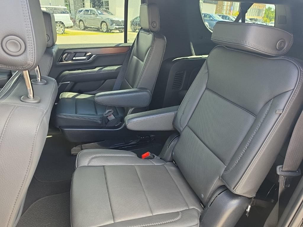 Used 2025 GMC Yukon XL Denali AWD/4WD image 15