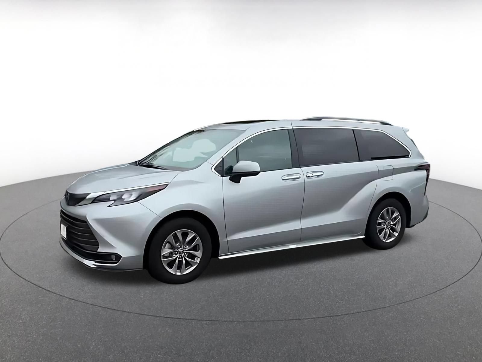 Used 2025 Toyota Sienna XLE FWD image 7
