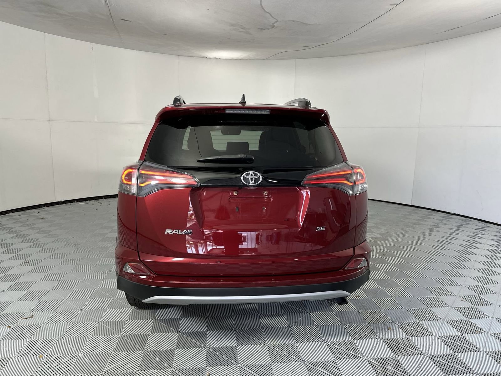 Used 2018 Toyota RAV4 SE w/ Power Extra Value Package FWD image 9
