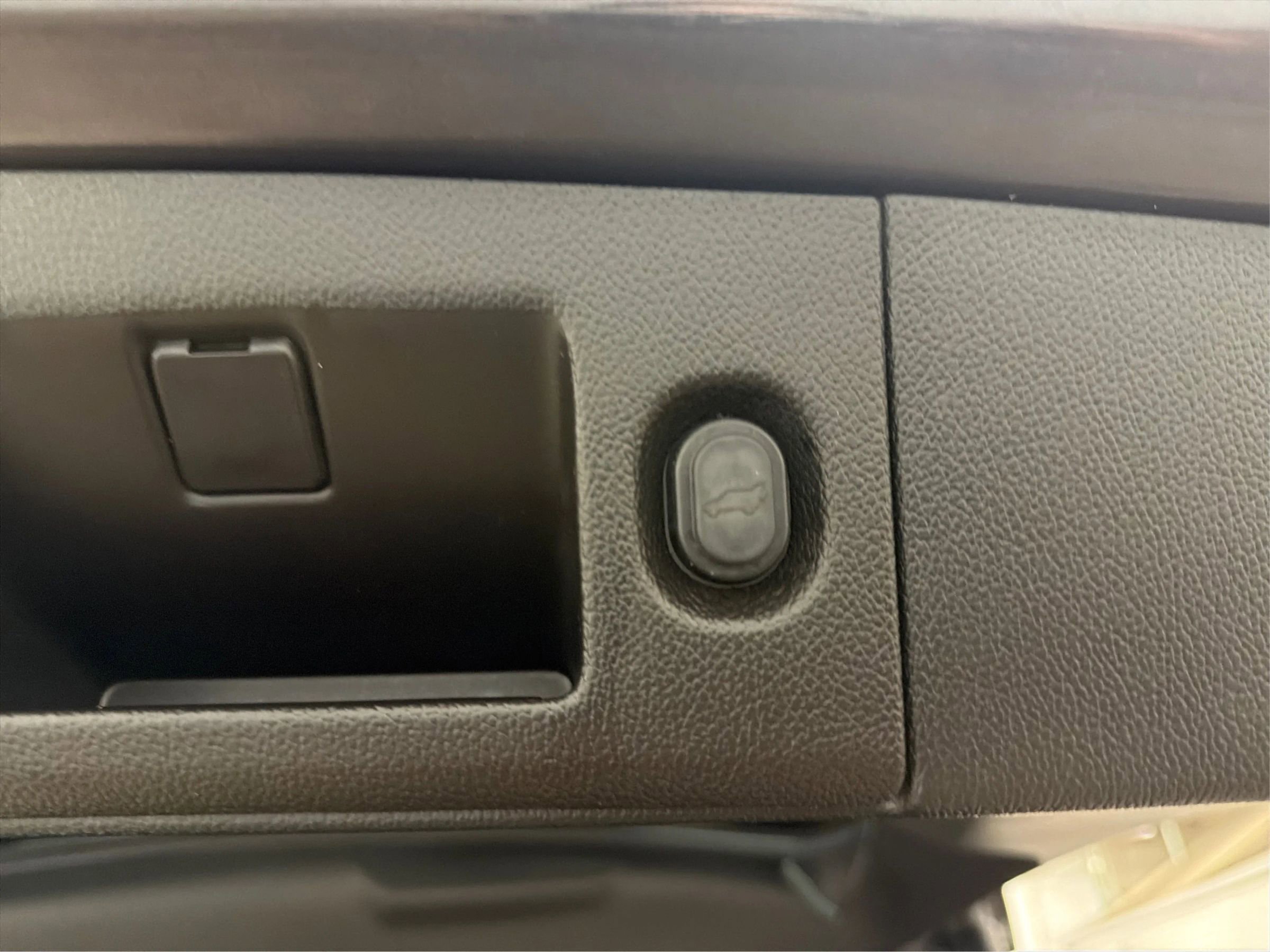 Used 2015 Cadillac Escalade Premium image 20