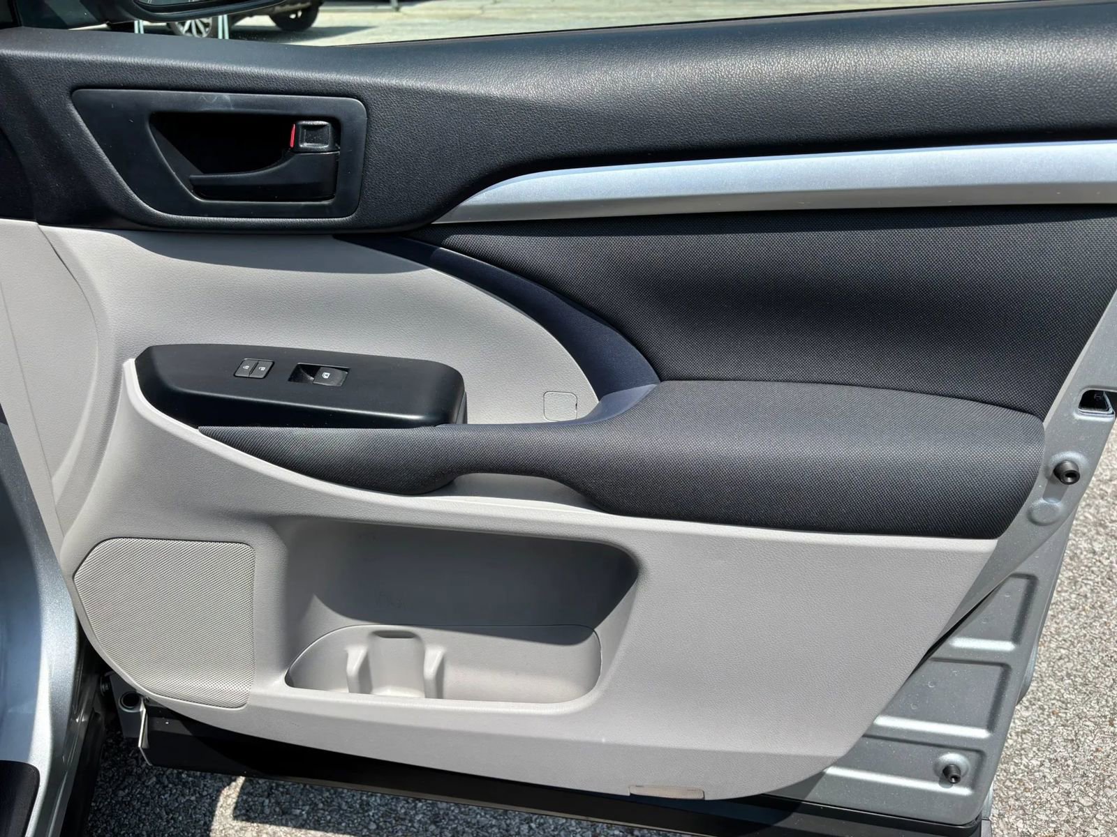 Used 2017 Toyota Highlander LE w/ Carpet Mat Package FWD image 24