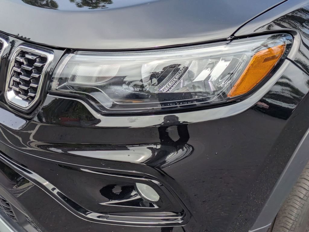 Used 2025 Jeep Compass Limited image 11