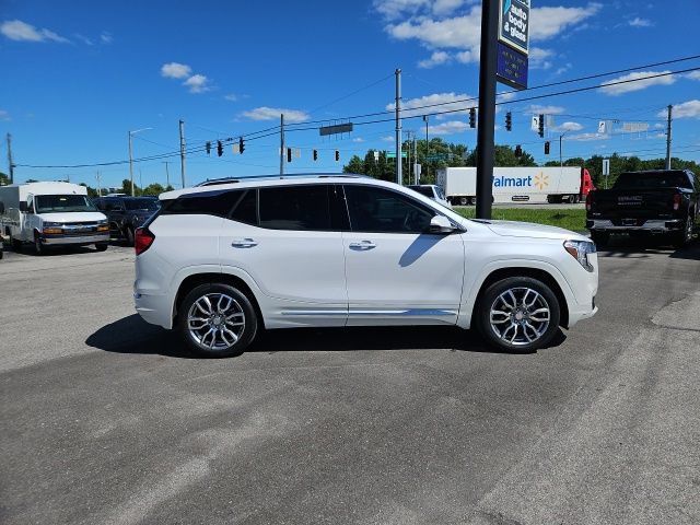 Used 2024 GMC Terrain Denali w/ Denali Premium Package AWD/4WD image 5