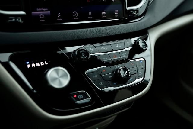 Used 2024 Chrysler Pacifica Touring-L image 37