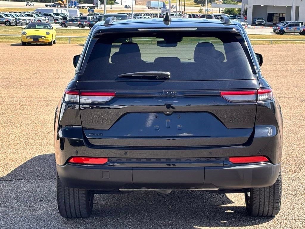 Used 2023 Jeep Grand Cherokee Altitude AWD/4WD image 8