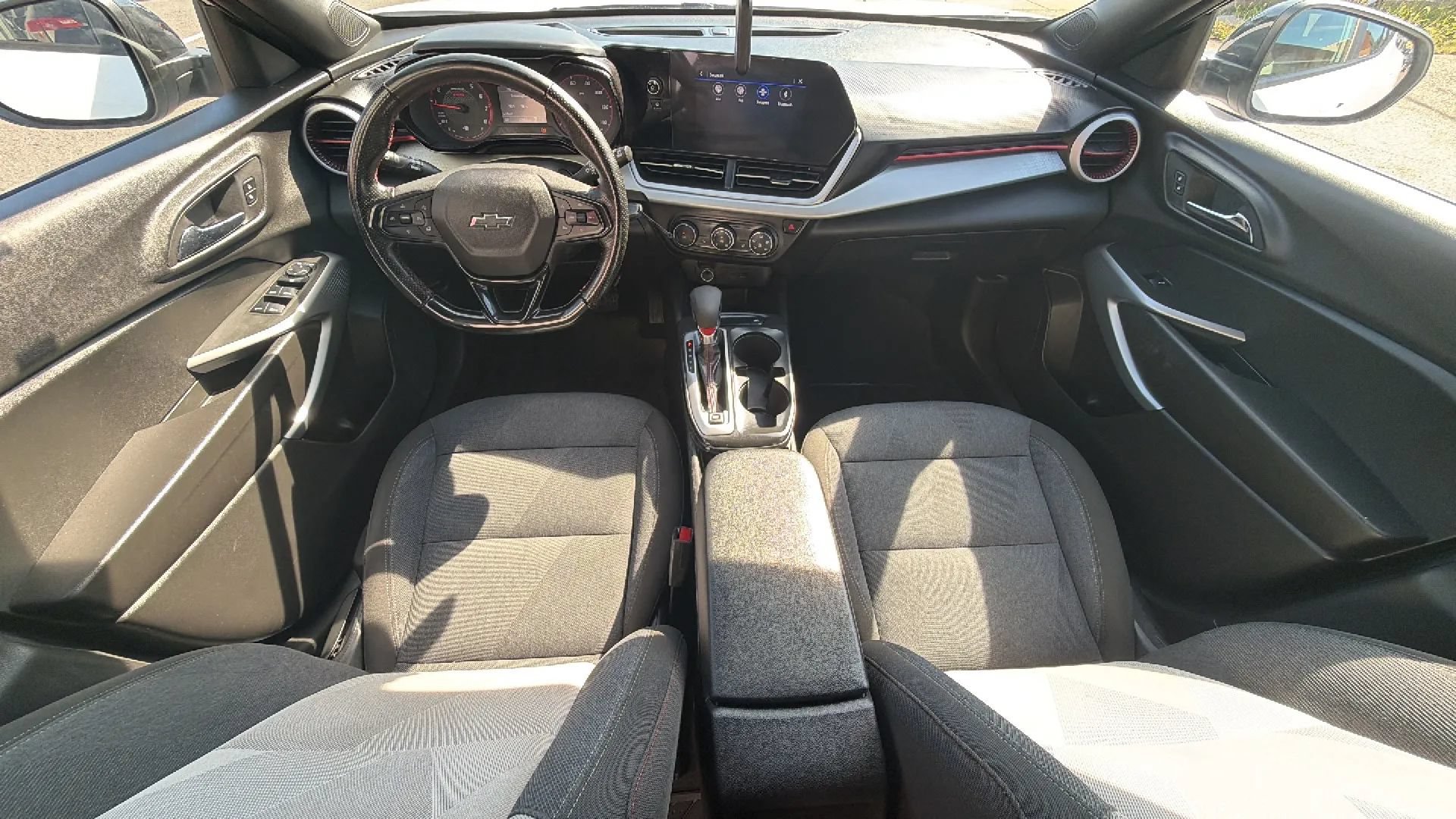Used 2025 Chevrolet Trax RS FWD image 29