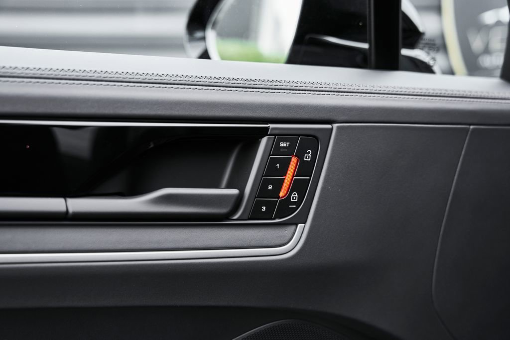 Used 2026 Porsche Cayenne Turbo image 35