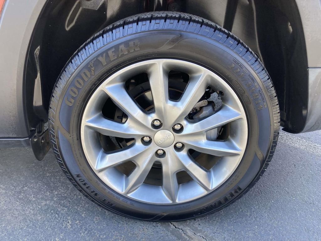 Used 2018 Jeep Cherokee Limited w/ Luxury Group FWD image 7
