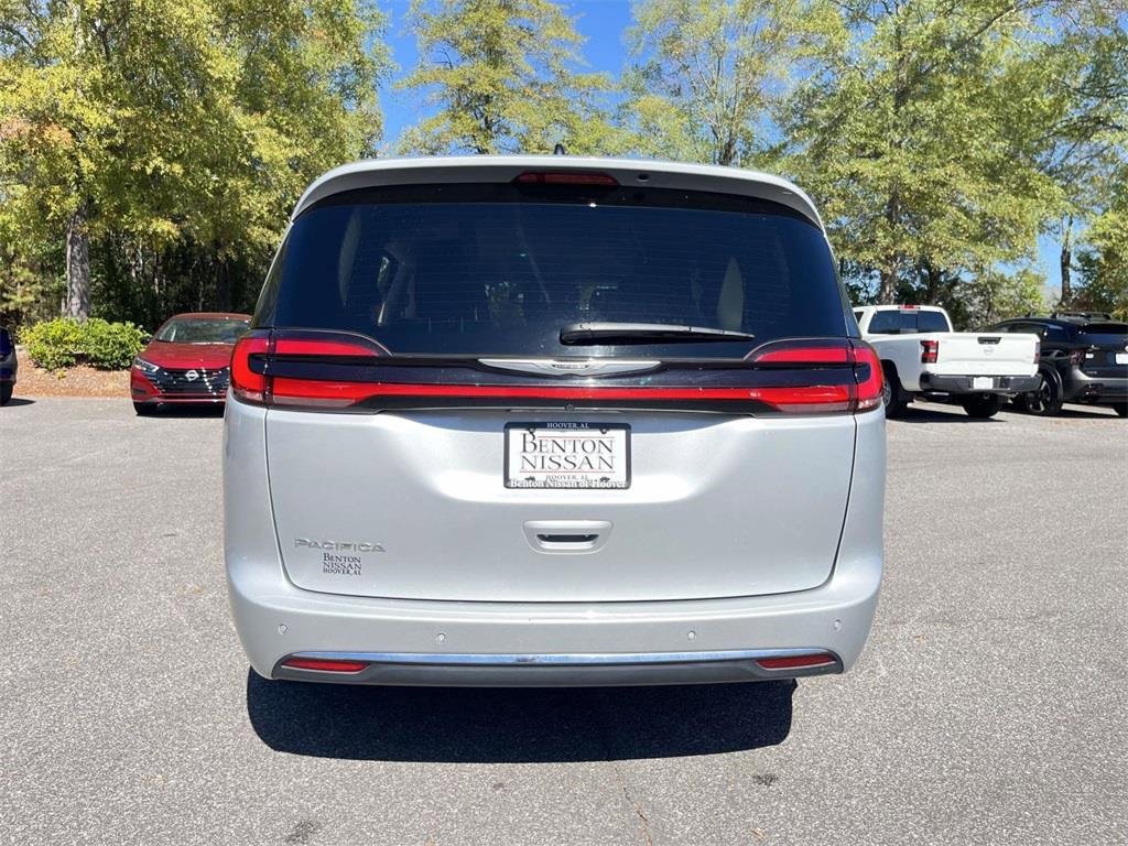 Used 2024 Chrysler Pacifica Touring-L image 5