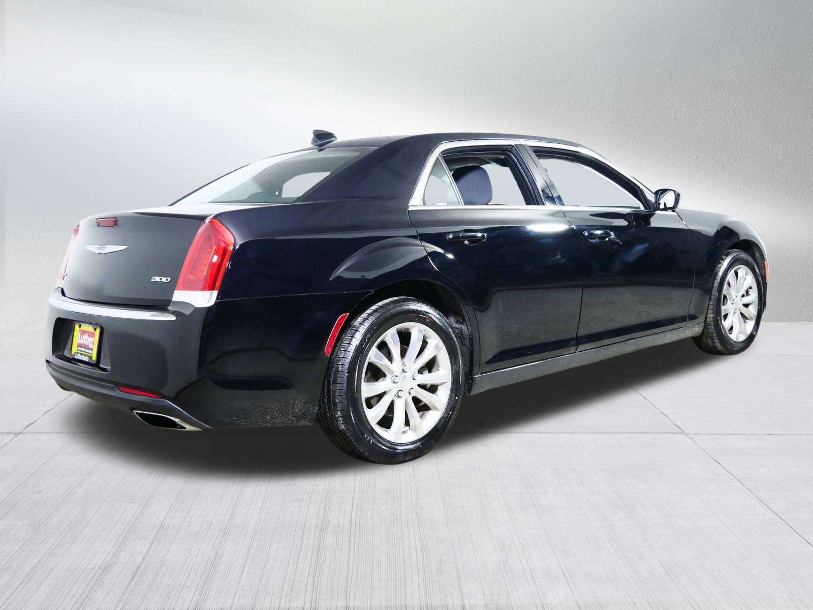 Used 2022 Chrysler 300 Touring image 7