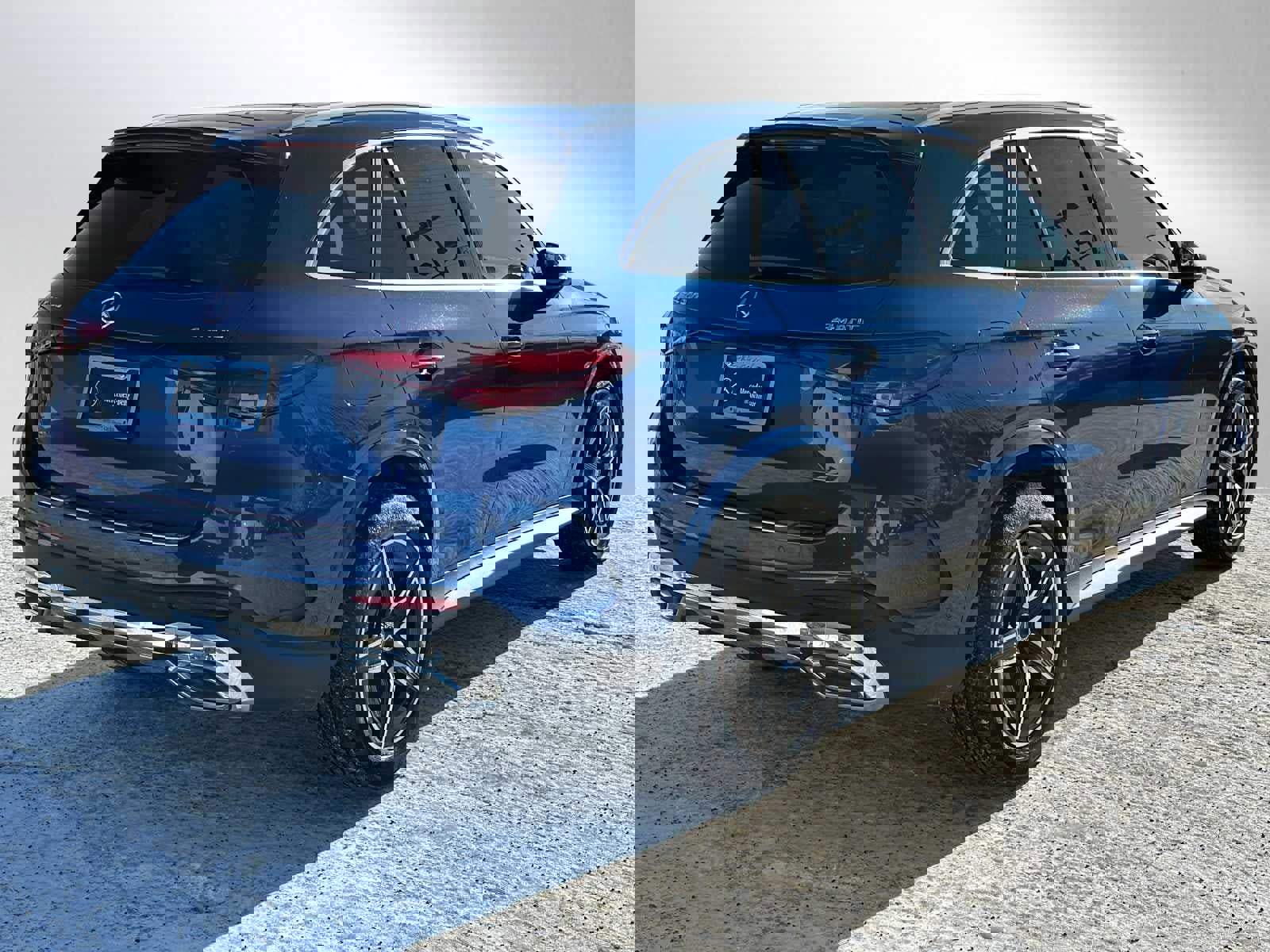 Used 2025 Mercedes-Benz GLC 300 4MATIC image 4