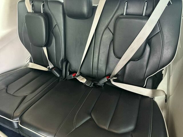 Used 2023 Chrysler Pacifica Limited FWD image 17