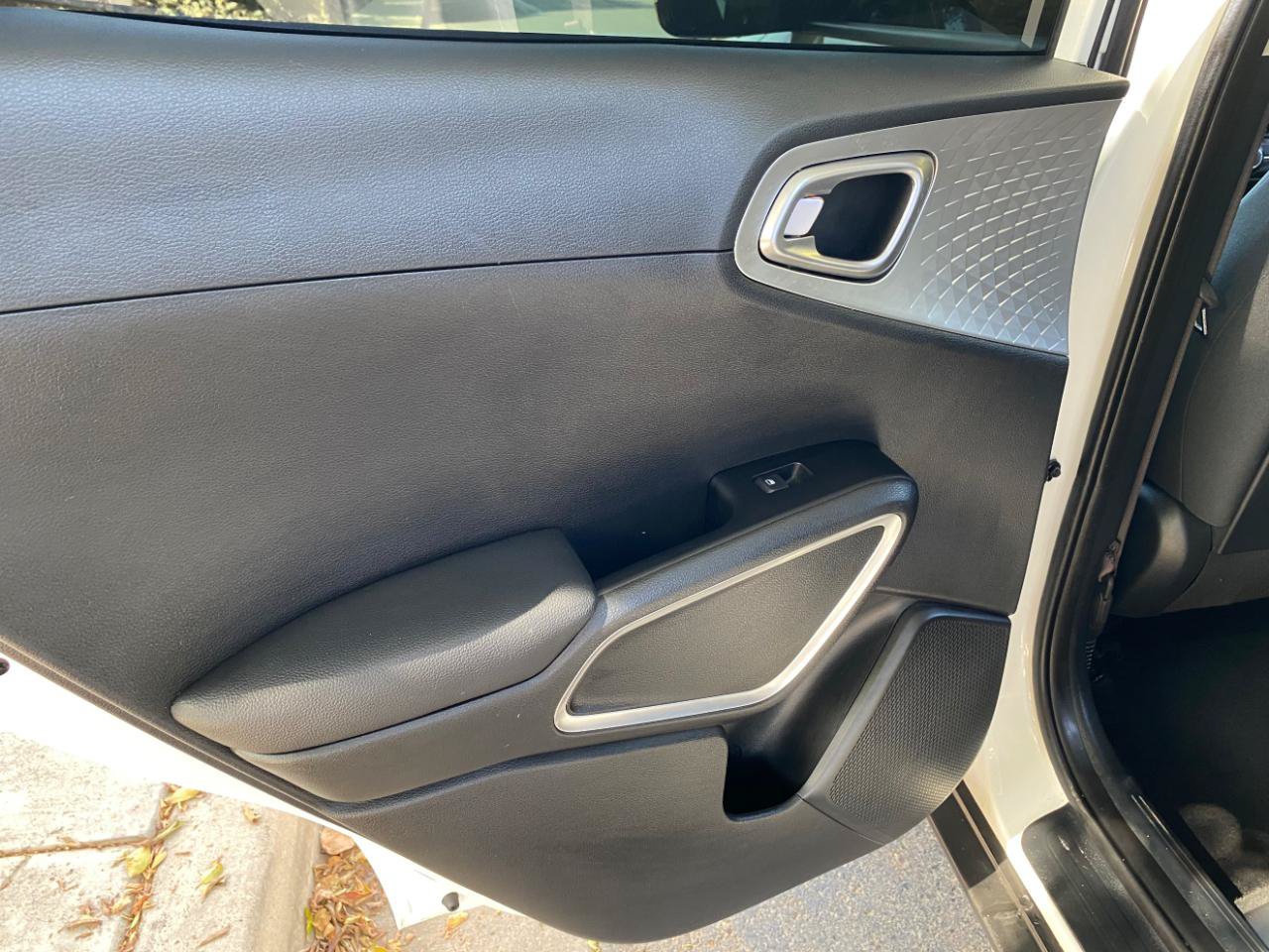 Used 2025 Kia Soul LX w/ LX Technology Package FWD image 30